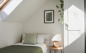 Urban Jungle Apartment - Free Parking